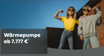 Dekoratives Bild. Zwei Kinder mit Sonnenbrille posen  draußen unter blauem Himmel. Im Hintergrund ein braunes Mauerwerk. Daneben eine Textbox mit dem Textinhalt: "Wärmepumpe ab 7.777 €".